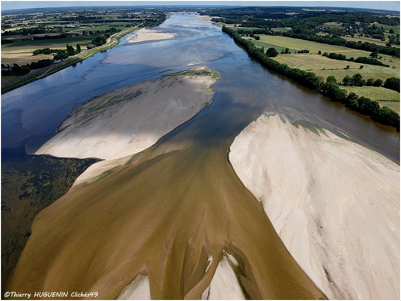 Cliches49's tweet photo. Quand la Loire dévoile ses bancs de sables, et nous ne sommes qu'au mois de juin...
#laloire #bancdesable #labohalle https://t.co/cwKwZhOalN