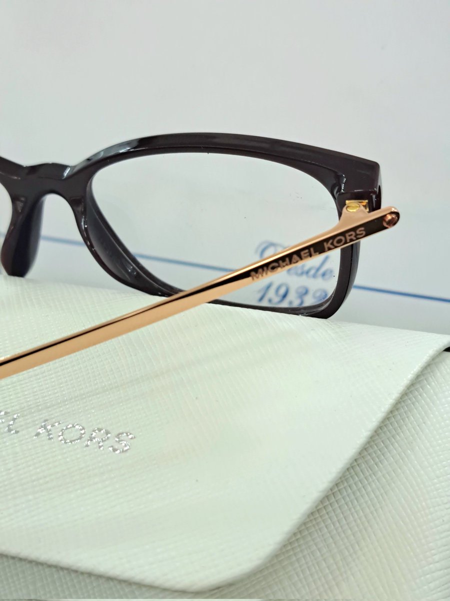 OpticaGill's tweet photo. Michael Kors representa el estilo cool y chic y lo puedes ver en cada uno de sus diseños 👓✨️

#MichaelKors #OpticaGill #Ecuador #Guayaquil #lentes https://t.co/0kUgvA5bgO
