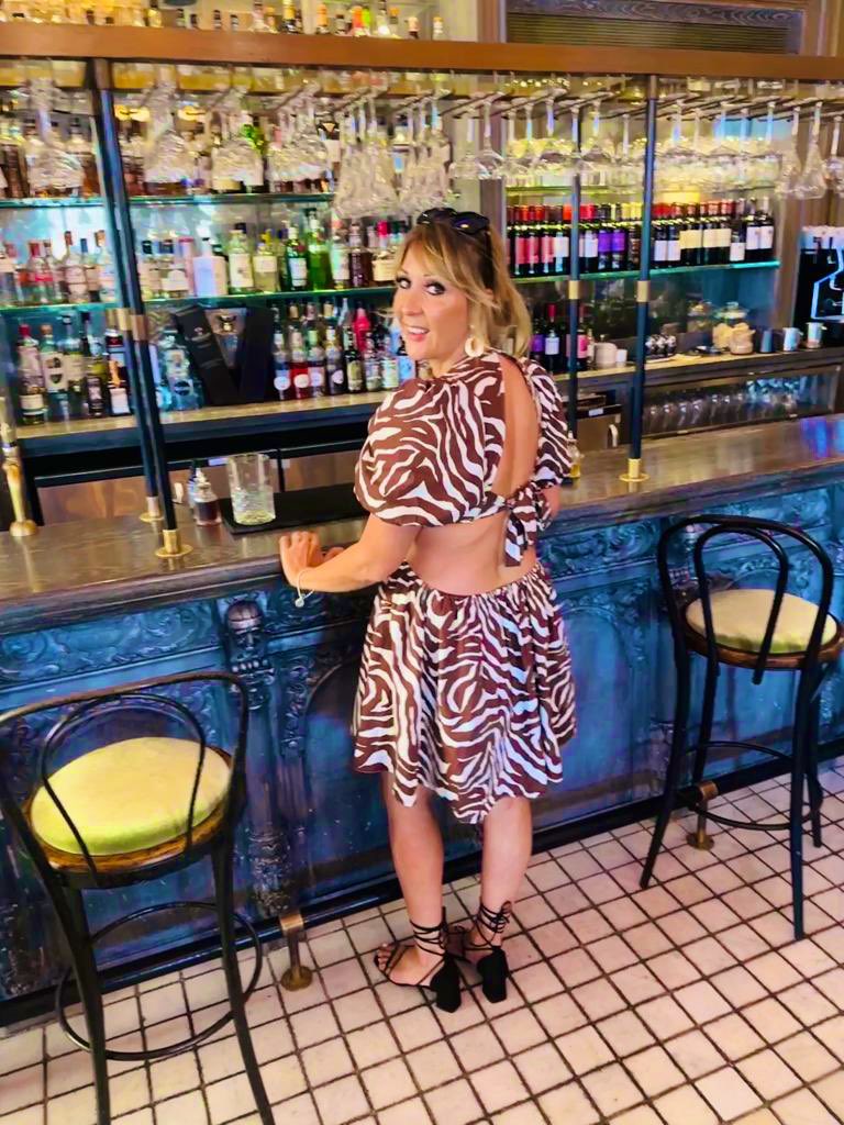 fraochisle's tweet photo. Fabulous birthday afternoon 🎉 @GrandCafeEdi @thescotsmanhotel 
#birthdaygirl 🎊🍸😍 https://t.co/ePYiUFdPy1