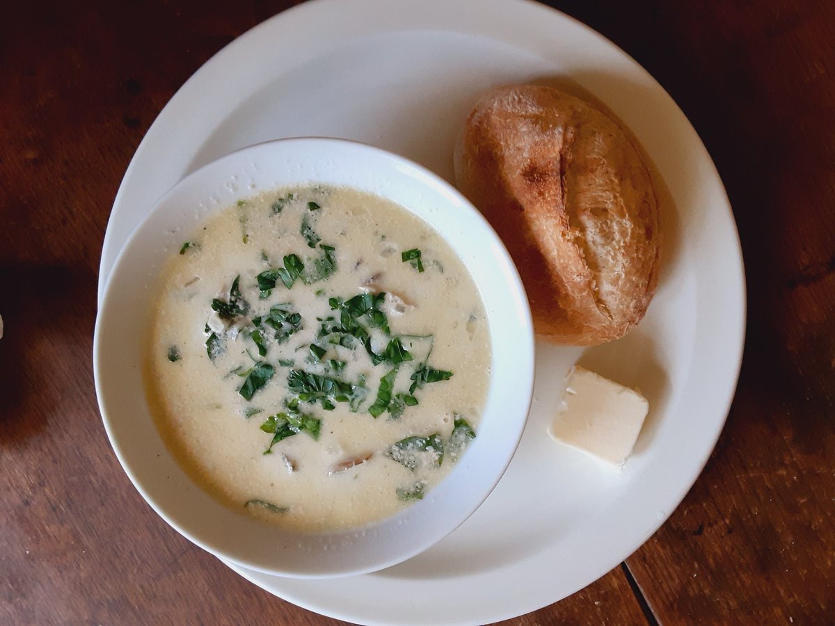 Titmousie2's tweet image. #oysterstew today 😁 unfortunately they don't float so... but there are about 6 per bowl

served with mini #frenchbread and lots of real butter