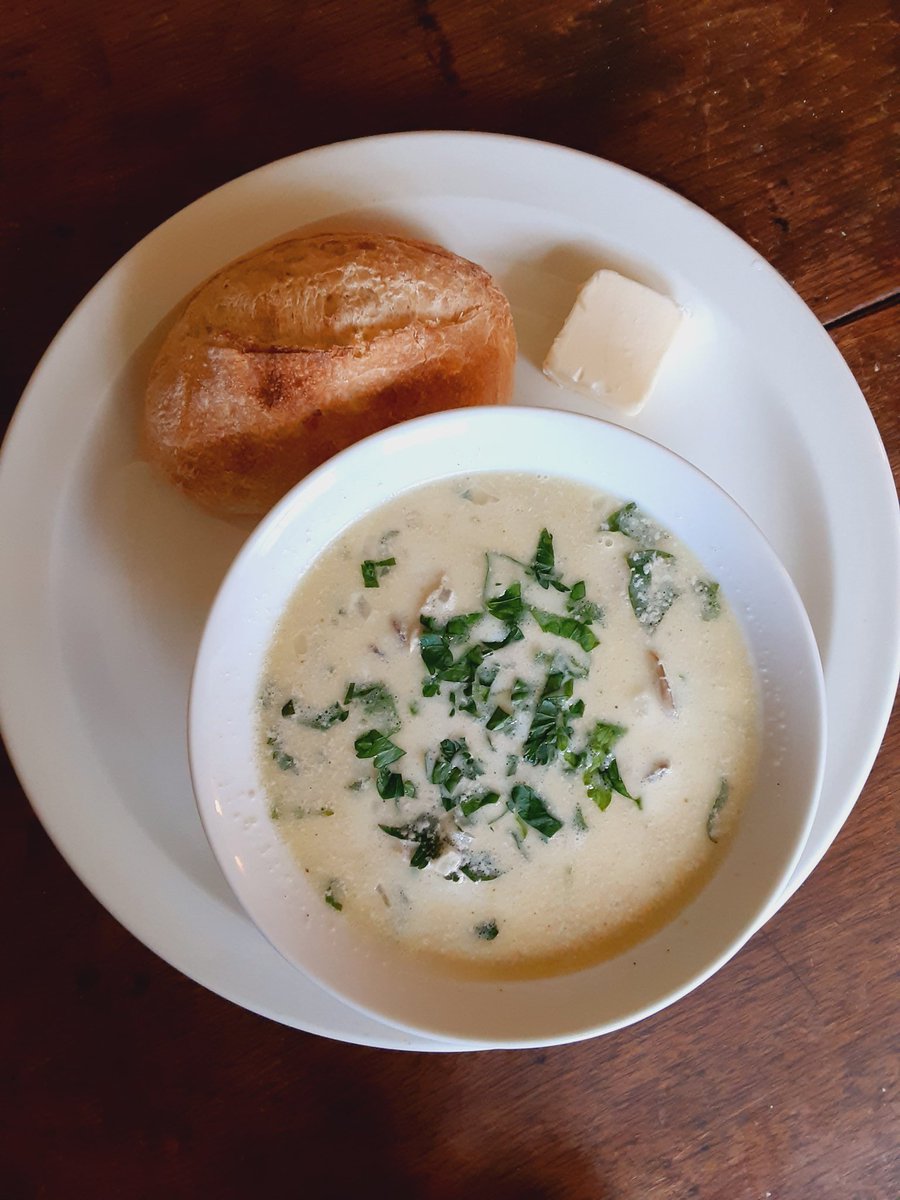 Titmousie2's tweet image. #oysterstew today 😁 unfortunately they don't float so... but there are about 6 per bowl

served with mini #frenchbread and lots of real butter
