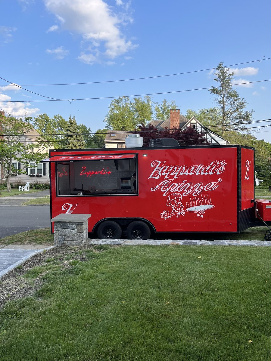 10/10 recommend the Zuppardi’s pizza truck for your next party. congrats to the @YAnesthesiology class of 2023! @GuzziMD