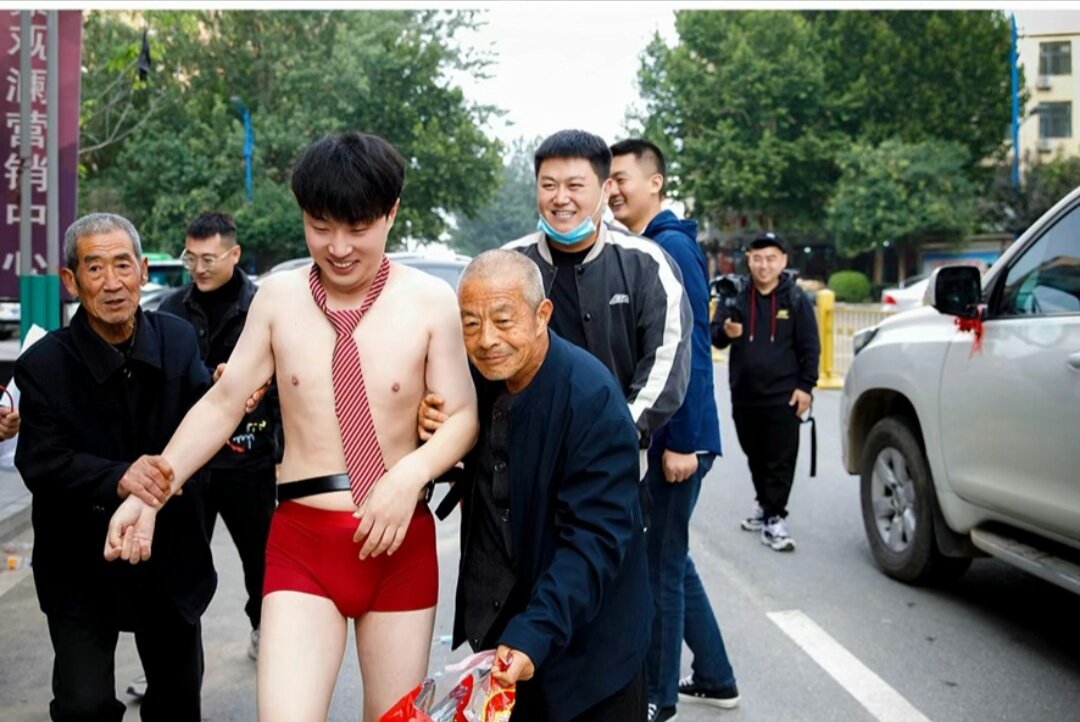 再帅的新郎，结婚也要被扒的只剩红裤衩哦😂😂
