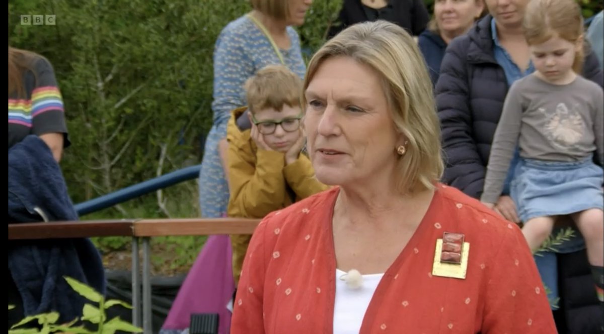 Wee boy in the background knows that Monday is just around the corner 
#AntiquesRoadshow