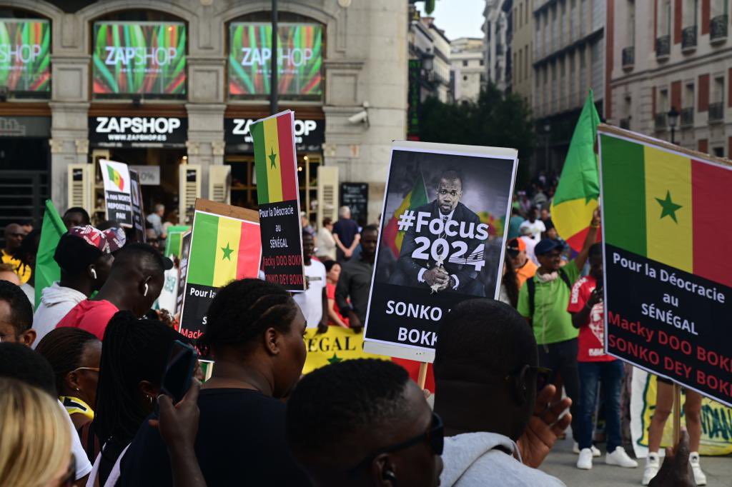 Decenas de personas se han concentrado en Madrid para denunciar la violencia de las autoridades senegalesas contra las protestas que estallaron la semana pasada, para exigir la liberación del líder opositor y candidato a las elecciones presidenciales de 2024, Ousmane Sonko.