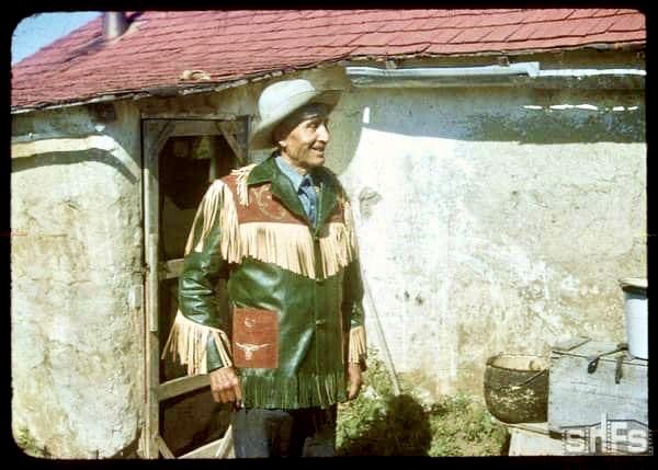 Lakota Elder Billy Brown (1883-1955) photographed at Wood Mountain, Saskatchewan in 1954. Brown’s mother was one of Sitting Bull’s followers who stayed in Saskatchewan rather than…1/2
#IndigenousHistoryMonth 

Photo: Everett Baker | © Saskatchewan History and Folklore Society