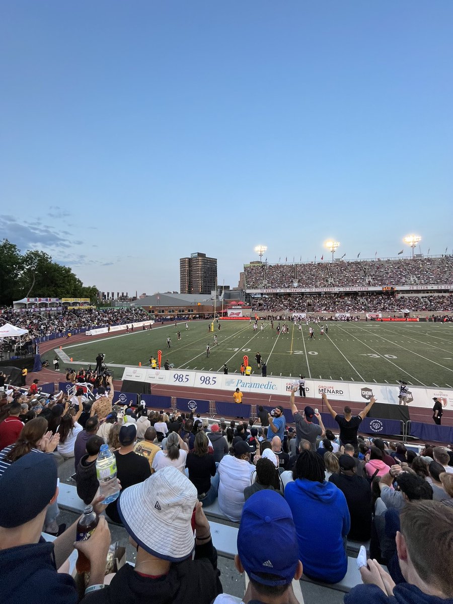 Last nights atmosphere in Montreal for #Alouettes & #REDBLACKS was 👌🏻