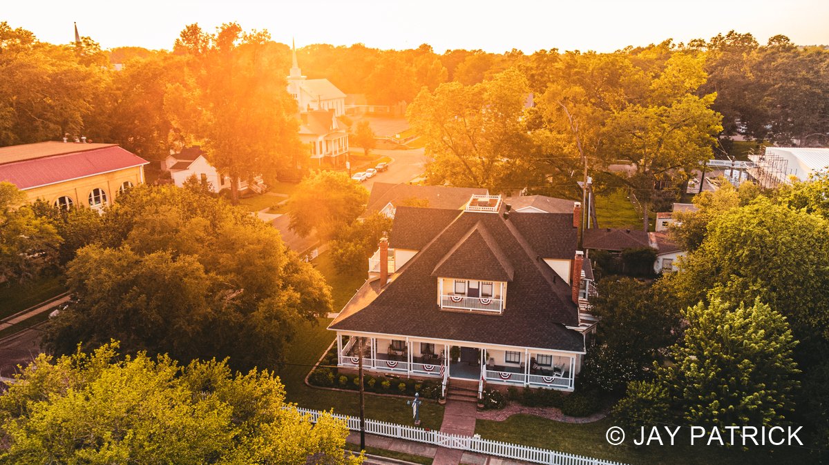 Kennedy Manor, Jefferson, Texas - June 5, 2023
jaypatrickphoto.com
#kennedymanor #bnb #jeffersontx #marioncountytx #easttexas #texas #sunset #jaypatrickphoto #dji #aerialphoto