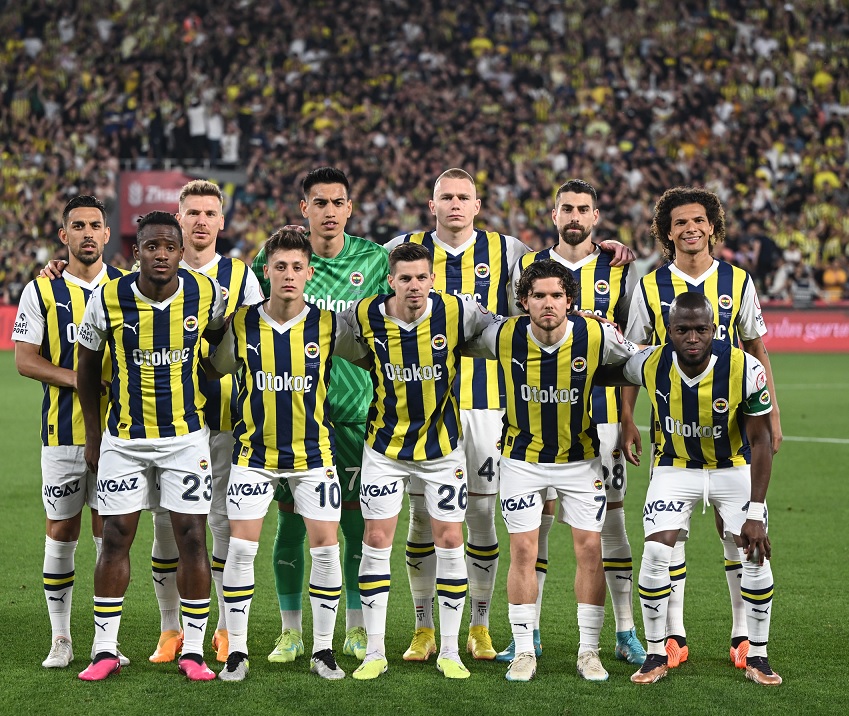 Fenerbahçe futbolda 9 yıl sonra kupa kazandı.