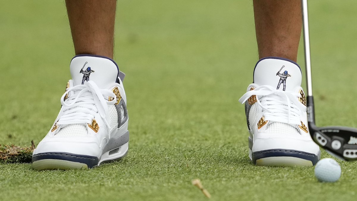 .@DerekJeter playing in the Eastside Golf x Air Jordan 4. 🏌️