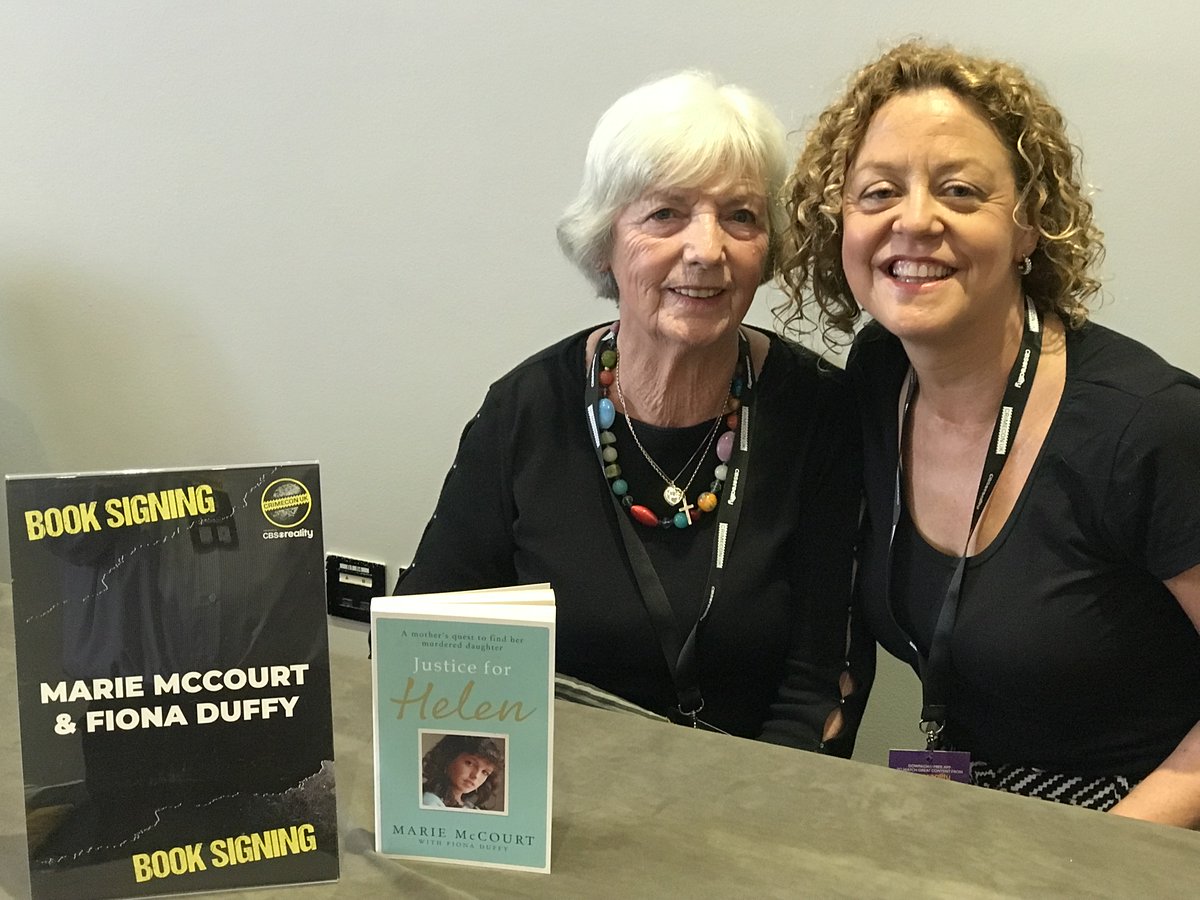 FionaDuffyWrite's tweet photo. Another unplanned colour co-ordinated appearance from @Helens_Law_ campaigners, @marie_mccourt MBE and journalist @FionaDuffyWrite at @crimecon_uk. (following our 'green' appearance at last year's event). Signing copies of Justice for Helen. Please share reviews https://t.co/ehdJwFrUhc