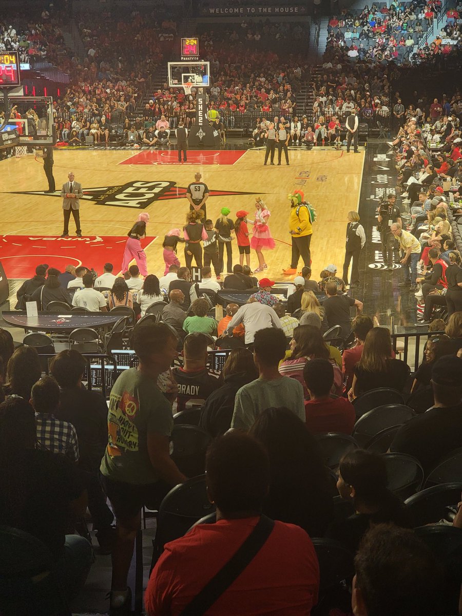So many cute kids at the @LVAces game! #ALLINLV Let's make the world a better place for the next generation by insisting 
#WomensSports have #PayParity and #MediaParity. These star athletes have earned it!