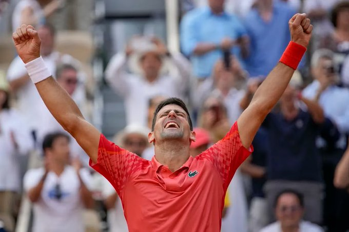 JuanMPerkins's tweet photo. Los medios, todos atragantados por el disgusto, no tienen mas remedio q mostrar la imagen del triunfo de la libertad.
Gracias @DjokerNole x tu ejemplo a la humanidad, x tu tenis y x el coraje para luchar x la libertad y la verdad contra el poder de la gobernanza globalista. https://t.co/KtCfx78MLQ