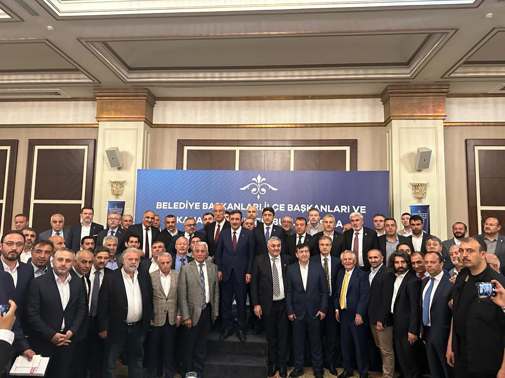 mvesreftas's tweet photo. 📍İstanbul 

Cumhurbaşkanı Yardımcımız Sayın @_cevdetyilmaz, Milletvekillerimiz Sn. @FeyziBerdibek1 ve @Korkutata_Zeki  ile birlikte İstanbul’da Belediye Başkanları, İlçe Başkanları  ve kanaat önderleri toplantısına katıldık. https://t.co/wxysiLSUMR