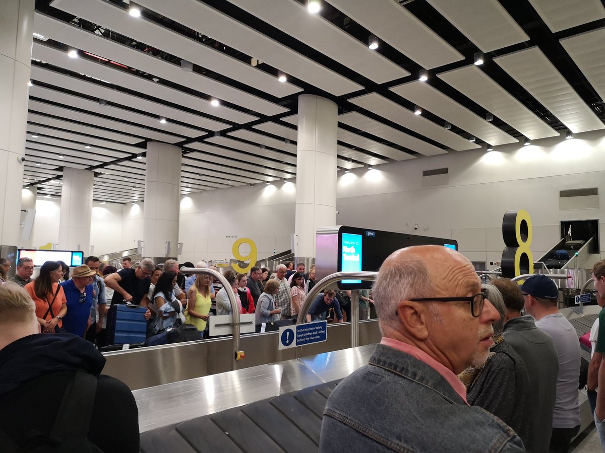 AlexYeong10's tweet photo. @Gatwick_Airport many people have cancelled flights and carousel 8 is packed with yet to be claimed bags. Could easily have staff move bags off the belt to facilitate more bags to be on belt. Have waited close to 1 hour for mine!
#commonsense #delay #WastedTime https://t.co/SV2EfYa4Bn