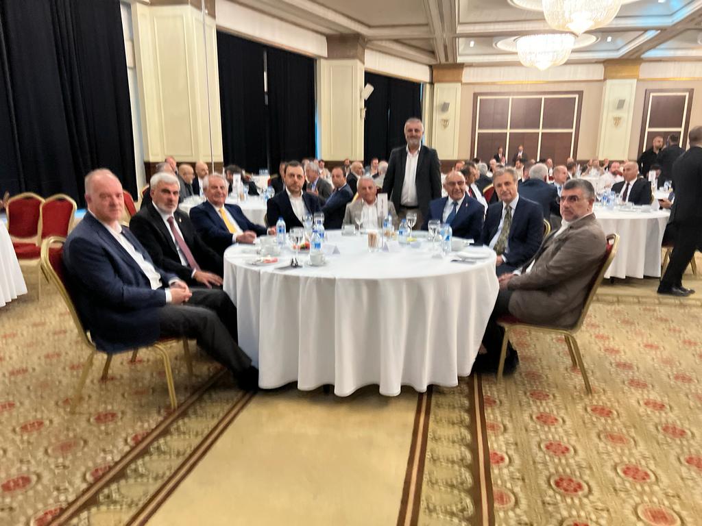 mvesreftas's tweet photo. 📍İstanbul 

Cumhurbaşkanı Yardımcımız Sayın @_cevdetyilmaz, Milletvekillerimiz Sn. @FeyziBerdibek1 ve @Korkutata_Zeki  ile birlikte İstanbul’da Belediye Başkanları, İlçe Başkanları  ve kanaat önderleri toplantısına katıldık. https://t.co/wxysiLSUMR
