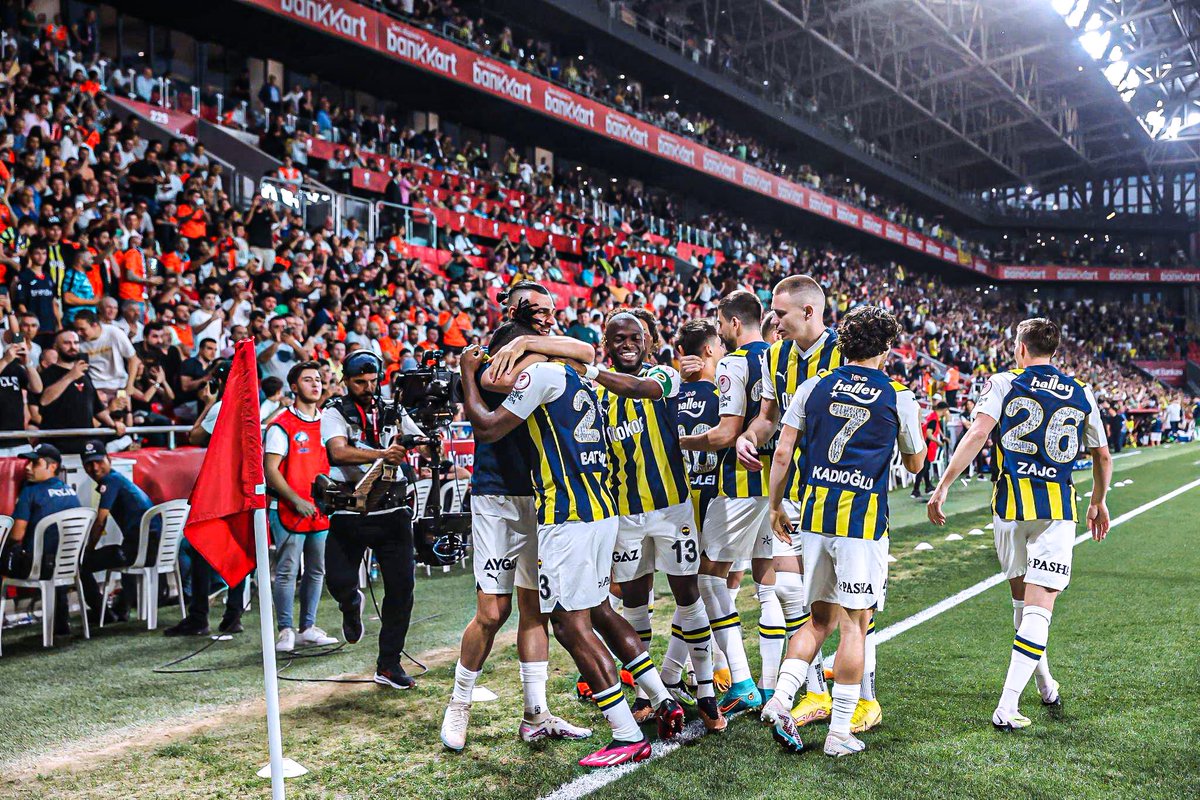 🔥 Süper Kupa Finali'nin eşleşmesi Galatasaray-Fenerbahçe oldu.