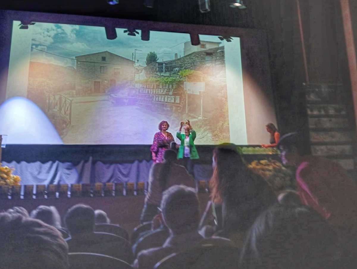 Tengo algo que contarte...
👏👏👏
#PiornoEnFlor
<a href="/FestivalPiorno/">FESTIVAL DEL PIORNO EN FLOR</a>