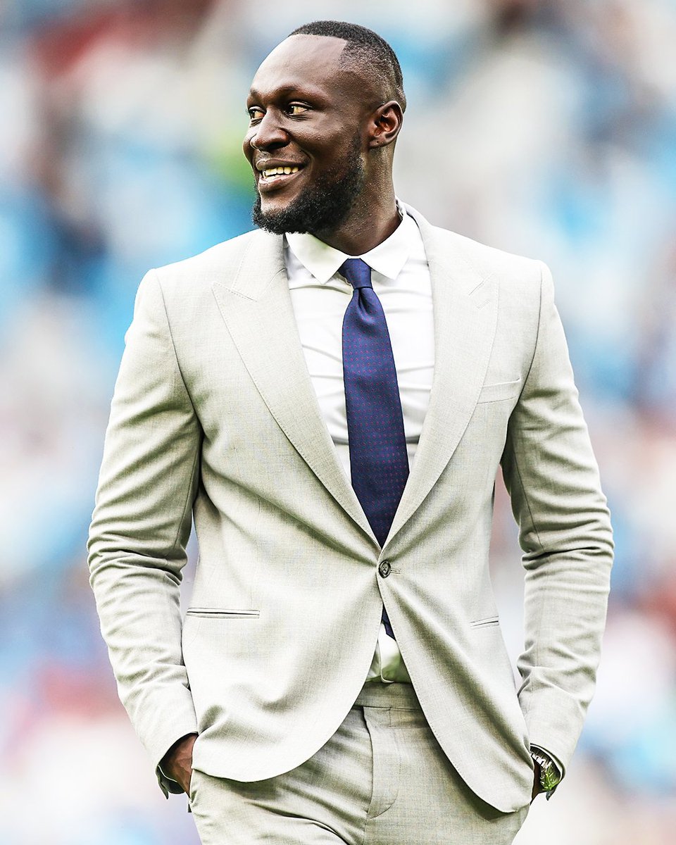 Stormzy on the touchline at Old Trafford managing England in the Soccer Aid match ♨️