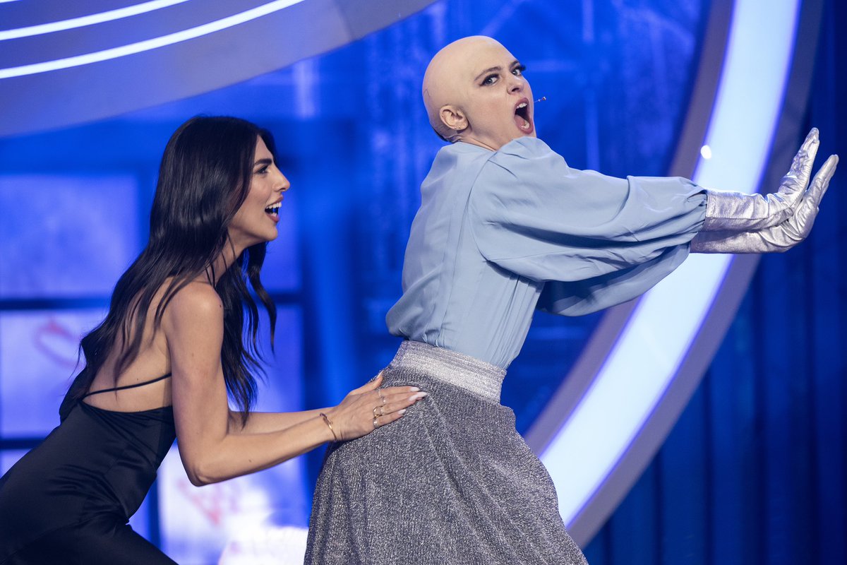 GiuliaSalemi93's tweet photo. Ma la bravura di Brenda Lodigiani alias Ester Ascione ne vogliamo parlare?
#GialappaShow https://t.co/38QnUnndYa