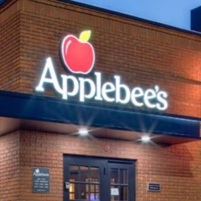 Allen_Chapman's tweet photo. Hattiesburg Applebee’s is bumping right now!!!  #SMTTT https://t.co/xWwyUx0sZu