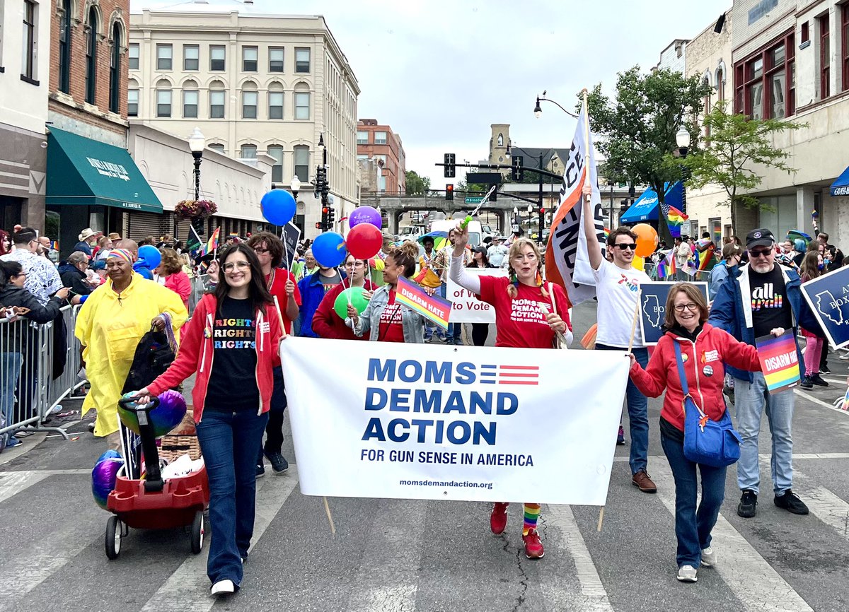 Loveturtles1's tweet photo. Today @MomsDemand vols marched in @CityofAuroraIL to celebrate #PrideMonth2023 #DisarmHate https://t.co/sjf0yi1iQF