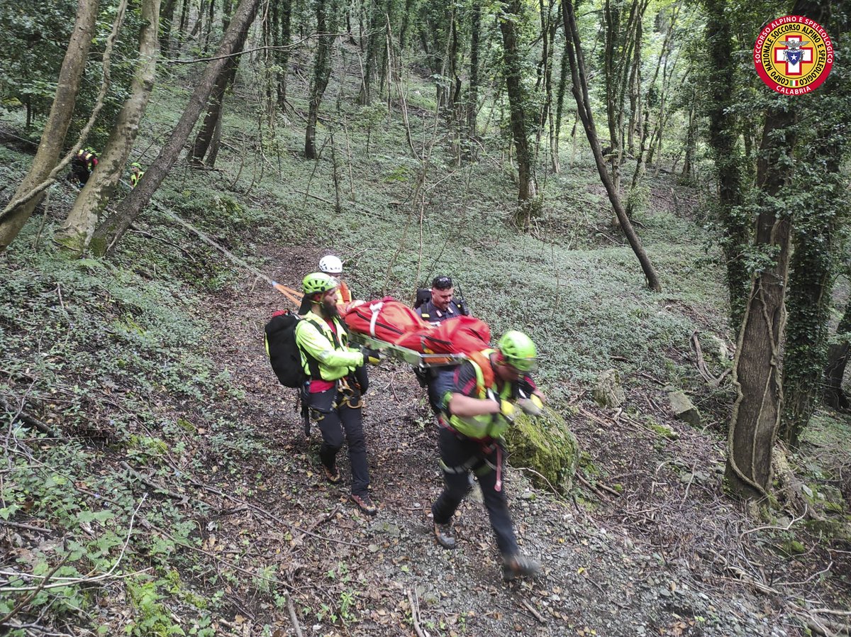 cnsas_Calabria's tweet photo. Portata in salvo una donna che, per una scivolata, si è procurata un importante trauma ad una caviglia. Intervenute tecnici della Stazione Alpina Pollino del CNSAS Calabria, unitamente ai tecnici del Soccorso Alpino della Guardia di Finanza. 
https://t.co/3C1zy9I9tK https://t.co/p2wQx8Jm7R
