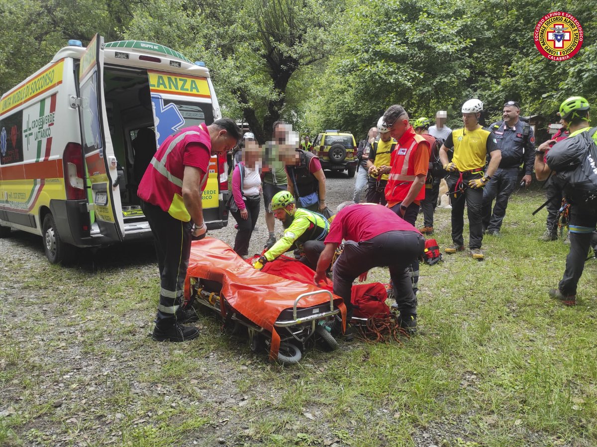cnsas_Calabria's tweet photo. Portata in salvo una donna che, per una scivolata, si è procurata un importante trauma ad una caviglia. Intervenute tecnici della Stazione Alpina Pollino del CNSAS Calabria, unitamente ai tecnici del Soccorso Alpino della Guardia di Finanza. 
https://t.co/3C1zy9I9tK https://t.co/p2wQx8Jm7R