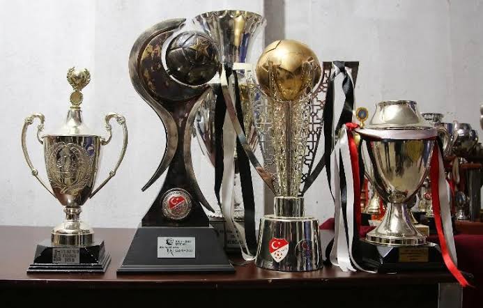 🏆 An itibariyle 4 Büyüklerin aynı ligde mücadele etmeye başladığı 1974’den itibaren en çok kupa kazanan takımlar:

🦁 Galatasaray - 48 Kupa
🌊 Trabzonspor - 32 Kupa
🦅 Beşiktaş - 29 Kupa
🐂 Fenerbahçe - 27 Kupa