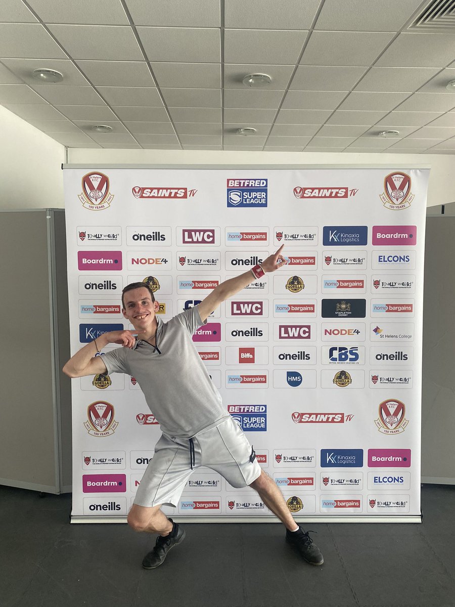 Fridays session with <a href="/StHelensCDP/">Buzz Hub St Helens CDP</a> football was ⚽️ but the huge bonus for the players was they got to go into  the 🏉 <a href="/Saints1890/">St.Helens R.F.C.</a> dressing room before the derby with Wigan , what memories .