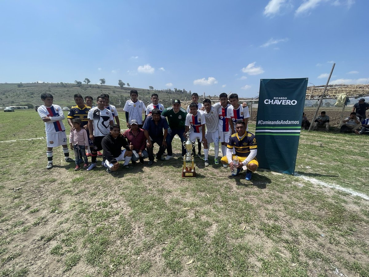RicardoChavero's tweet photo. A ver compañeros yo soy #Chavero #Guardiola de las ligas y torneos de Barrios de #PueblaCapital. 😜⚽️🏆
Vamos por ese título carajoooo
#CaminandoAndamos✅ https://t.co/Ff9xIqmUYR