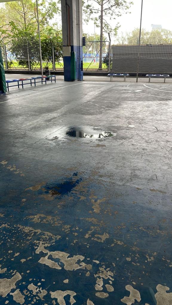 💣 #Velez Tras varios reclamos para que se reparen las goteras de los patios deportivos del Poli, donde se practica Basquet, Voley, Futsal y Hockey, desde la CD contestaron que NO HAY PRESUPUESTO HASTA LA PROXIMA GESTIÓN para arreglarlo.

En estas condiciones entrenan/juegan 👇🤦‍♂️