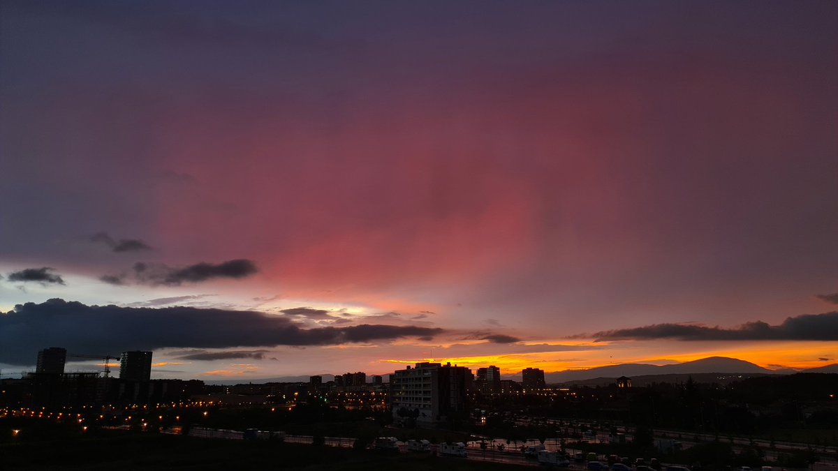 viskowitz's tweet photo. Colores asombrosos al atardecer en un ambiente tormentoso. #VitoriaGasteiz #ekaitz 

@Euskalmet @Arabamet @meteodelnorte @ecazatormentas https://t.co/Gun4WPaTIL