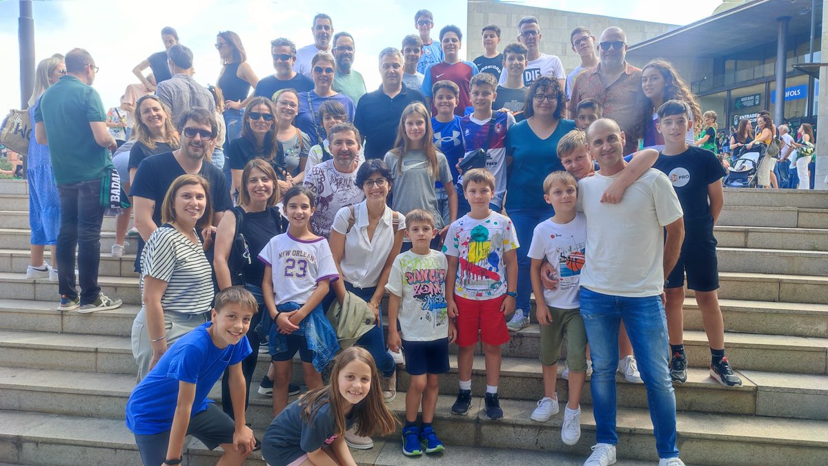 sapoblabasquet's tweet photo. El mini @bar_destren ha posat punt i final a la temporada amb un viatge a Barcelona.Ahir vàrem poder jugar un partit davant @Penya1930
S’horabaixa vàrem anar a veure les semifinals d’ACB, Joventut- Madrid.Per acabar, avui hem jugat @ABPremia . Gràcies als dos equips 👏👏👏🏀🏀 https://t.co/WyeuP7h6JL