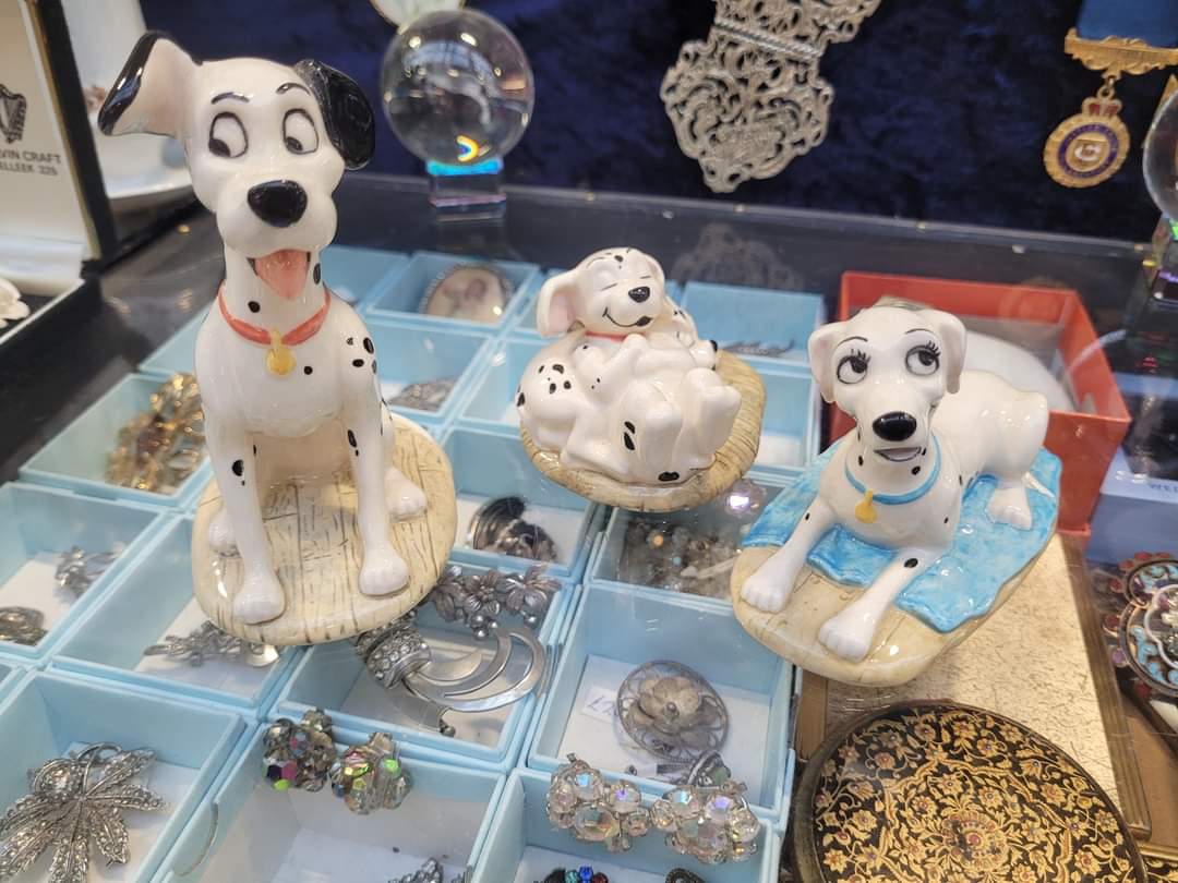 Loving these 101 Dalmations figures, perfect for the avid collector!

info@collectablecurios.co.uk

#RoyalDoulton #101Dalmations #DalmationFigures #Collectables #Curios #Antiques #Trending #Home #PreLovedl #ShopVintage #Antiquing #VintageFinds #Vintage #StGeorgesMarketBelfast