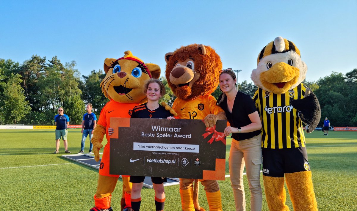 <a href="/VVDeMeern/">V.V. De Meern</a> 1e Final League-finale ⚽️ ooit en de MO17-1 strijd met beste 6 teams van ons land  om het Landskampioenschap. Het lukt de meiden om kampioen te worden 🏆Supertrots! Meiden van harte met deze topprestatie!
Lees het hele verslag op onze website: 
vvdemeern.nl/1/230/mo17-1-k…