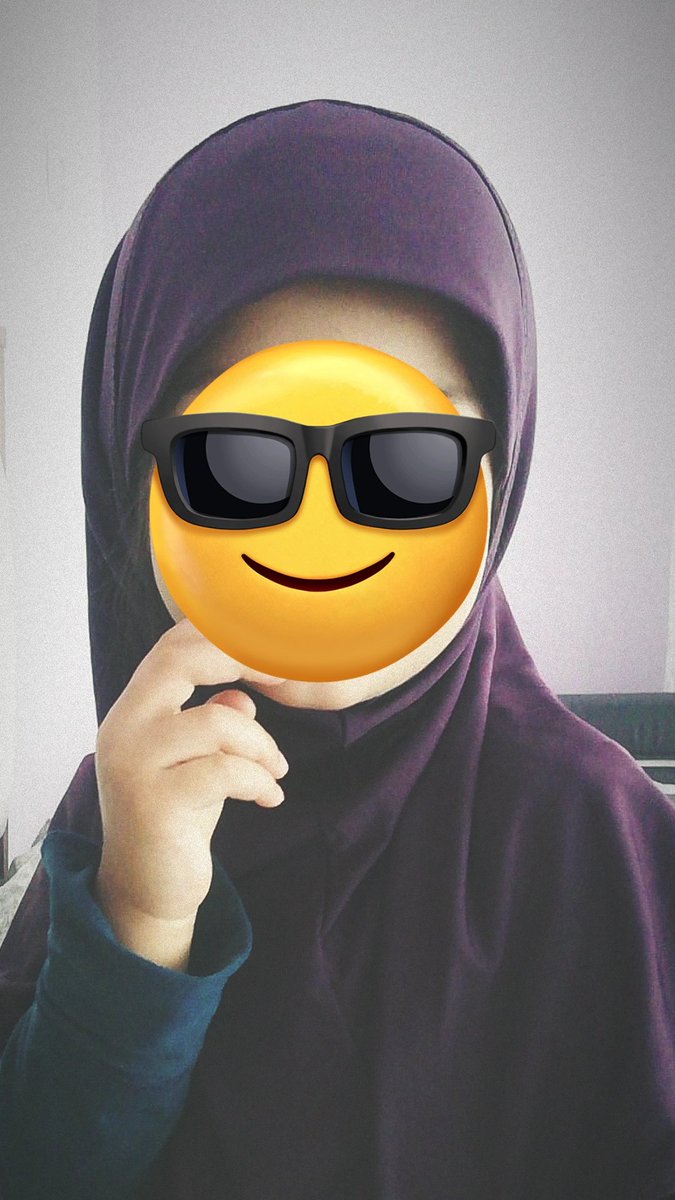 Kızım dörde girecek inşallah. 
1 aydır 4-6 yaş arası çocuk kreşine gidiyor. Şimdilik Fatiha, ihlas ve elifba harflerini öğrendi. Bir de 2 yaşından itibaren başörtüye olan merakı artık yerini tesettüre bırakıyor. Bazen takma dememe rağmen" baba saçım gözüküyor ayıp"diyor.çatlayın.