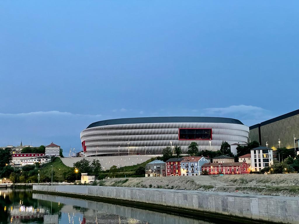 ✨❌ El #AthleticClub conmemora el Día Mundial del Medio Ambiente con un apagón completo de San Mamés.

La conciencia ecológica es un paso indispensable para la salud del planeta. 

#DiaMundialDelMedioAmbiente