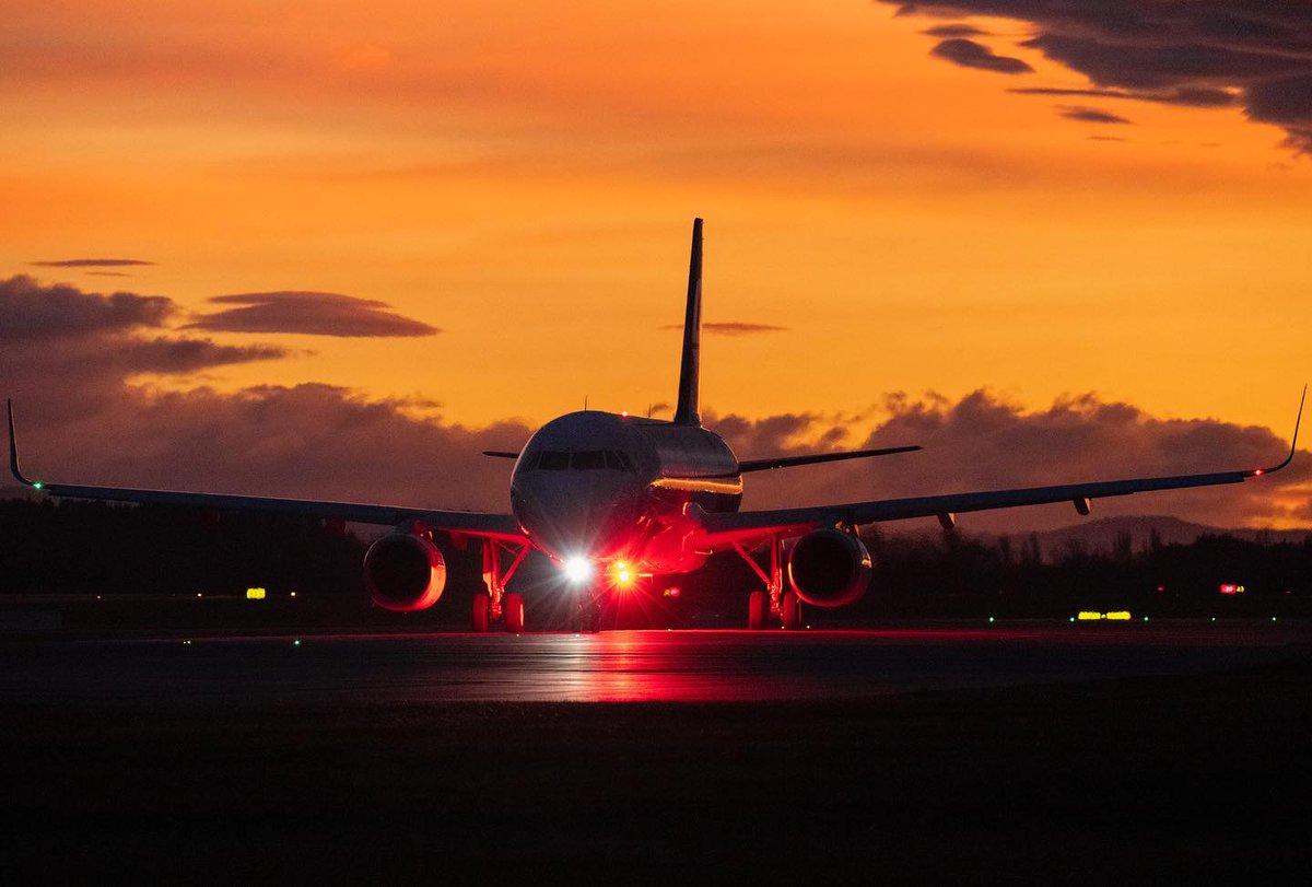 Always worth the early start for these beautiful skies. ⏰ 🧡 @FlyAirNZ 📷: instagram.com/airimages.tw/