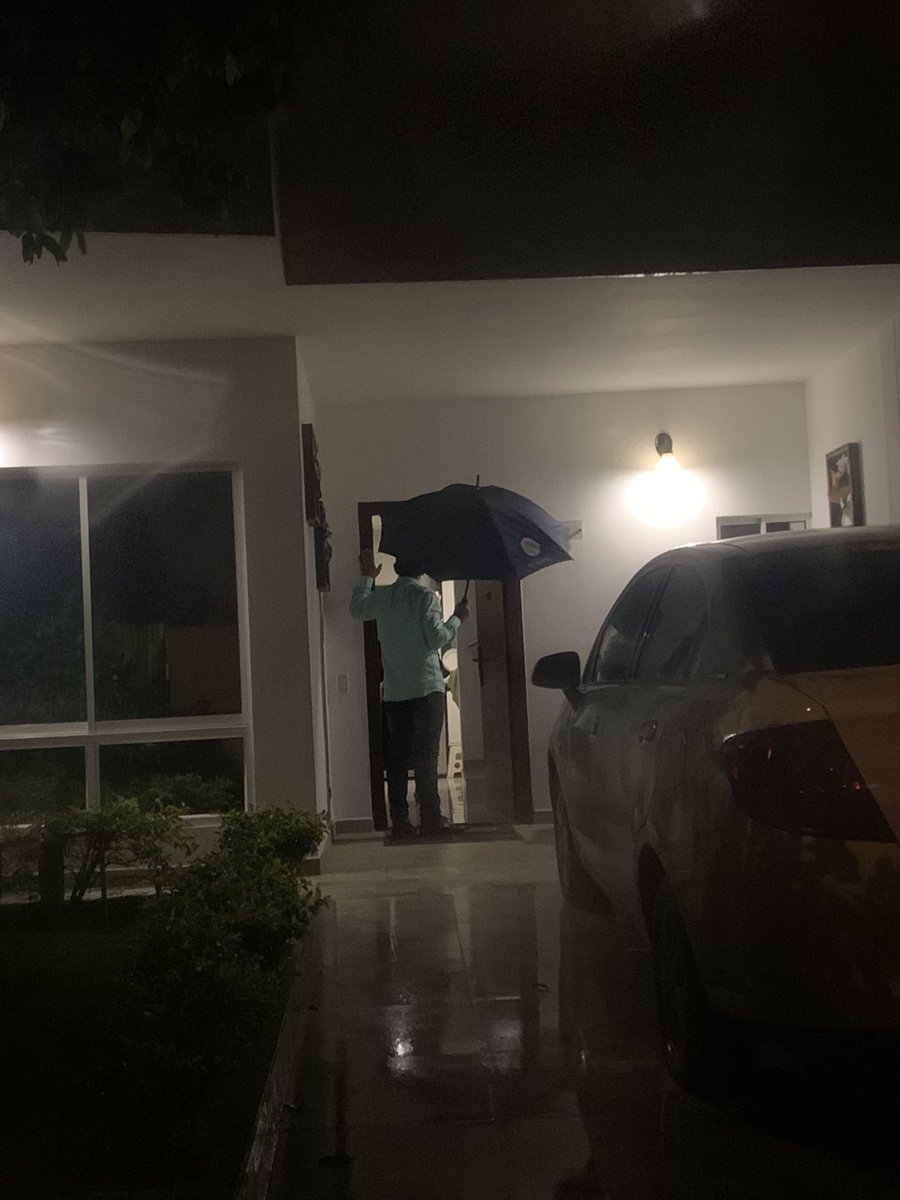 stefanians06's tweet photo. Mi papá acostumbrado a vivir con 4 mujeres, cada vez que llueve y nos arreglamos el cabello para salir, saca un paraguas y nos lleva una a una hacia el carro para que no nos dañemos el peinado❤️ https://t.co/yPkzLC0X9D