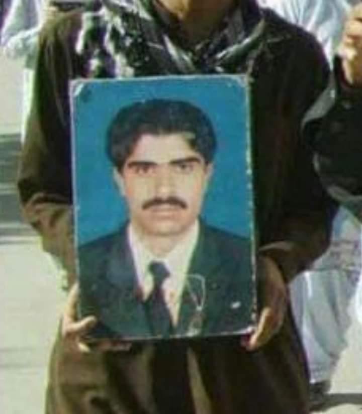 Shashanchannel's tweet photo. 17 جون 2010 کو خضدار سے لاپتہ کیے گیے ایڈوکیٹ منیر احمد میروانی ولد غلام رسول کو بازیاب کیا جائے۔
#ReleaseAllMissingPersons #EndEnforcedDisappearances https://t.co/8l4vsvcKUW