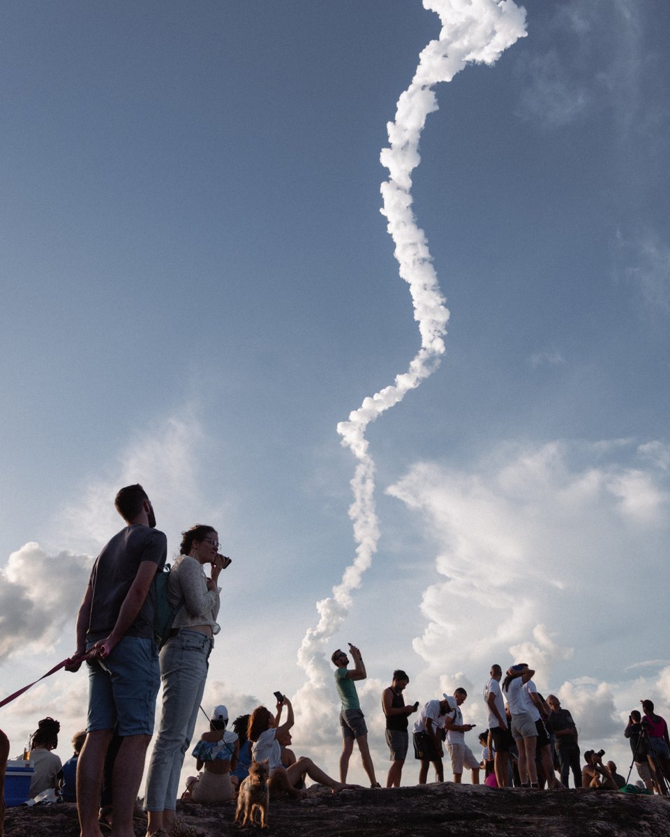 Only a few more days until we watch #Ariane5 soar into the sky once again for a flight operated by <a href="/Arianespace/">Arianespace</a>.
Can you estimate how long it will take for Ariane 5 to cover the distance shown in the first photo?
©1st <a href="/raulcabrera2/">Raúl A. Cabrera R.</a> 2nd <a href="/withCharlyG/">Charly G.</a>
#ArianeGroup #OneLastAriane5