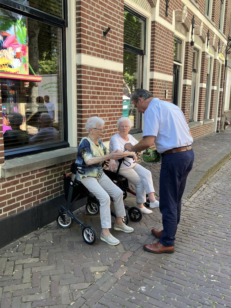 Vandaag heel veel Bekenaren gesproken op de Kermis. Isa en Robin kregen de prijs voor de mooiste tekeningen van de tekenwedstrijd. Goed gedaan! En verder veel Kermismuntjes mogen uitreiken aan de Beekse jeugd (en een paar senioren 😉). Leuk om Kermiswethouder te mogen zijn!