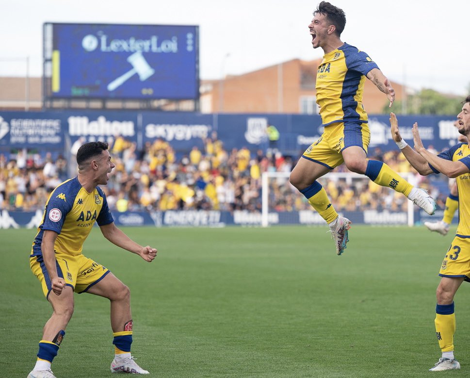 Que bonito es luchar y sufrir con este equipo. Estamos en la final Alfareros. Cargar pilas … 💛🫡 @AD_Alcorcon