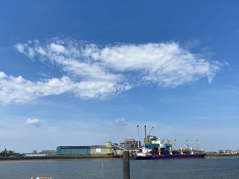 'Walking' #86
#cloudscapephotography #clouds #photography #walking #outdoors #woolwich #bluesky #urbanphotography #maritimephotography #iphonephotography #summer #riverthames #water