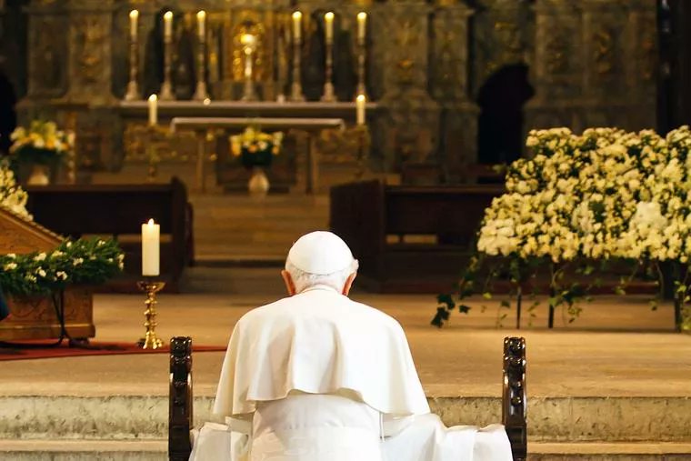"Inginocchiarsi di fronte all'Eucarestia è una professione di libertà: coloro che s'inchinano a Gesù non possono e non devono prostarsi di fronte a nessuna autorità terrena, per quanto potente. Noi cristiani ci inginocchiamo solo di fronte al Santissimo Sacramento"
Benedetto XVI