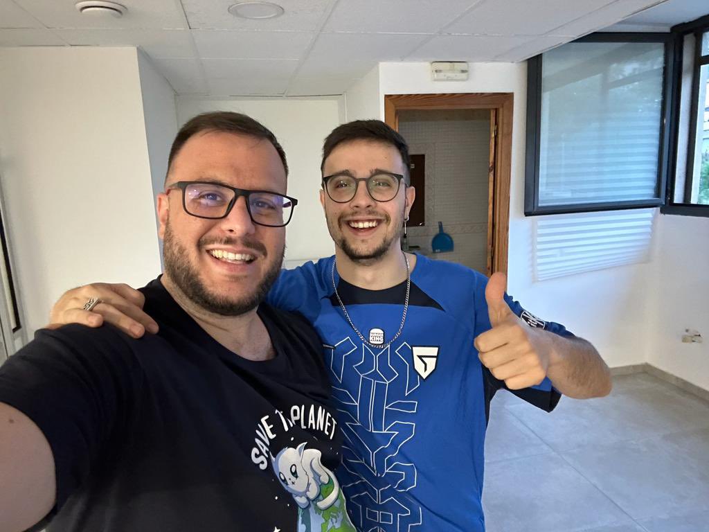 Mi bro <a href="/Cloudial_IG/">Cloudial</a> una gran persona con un corazón gigante, gracias por el regalo de esta pedazo de camiseta que tanto tiempo he querido y que por fin tengo <a href="/GiantsGaming/">GIANTX</a> , es preciosa😍😍😍