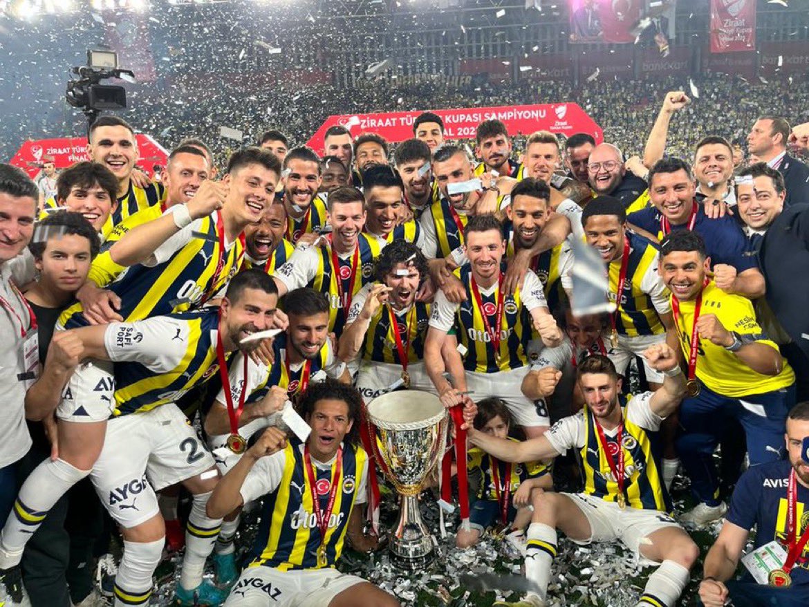 pusholder's tweet photo. Türkiye Kupası şampiyonu Fenerbahçe, kupasına kavuştu. https://t.co/xTrOsHNROd