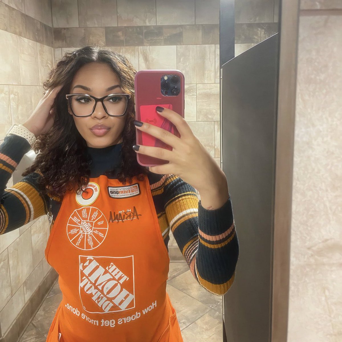 LegionHoops's tweet photo. Shaq DM’d the Home Depot girl 😭 https://t.co/jqda28GZIu