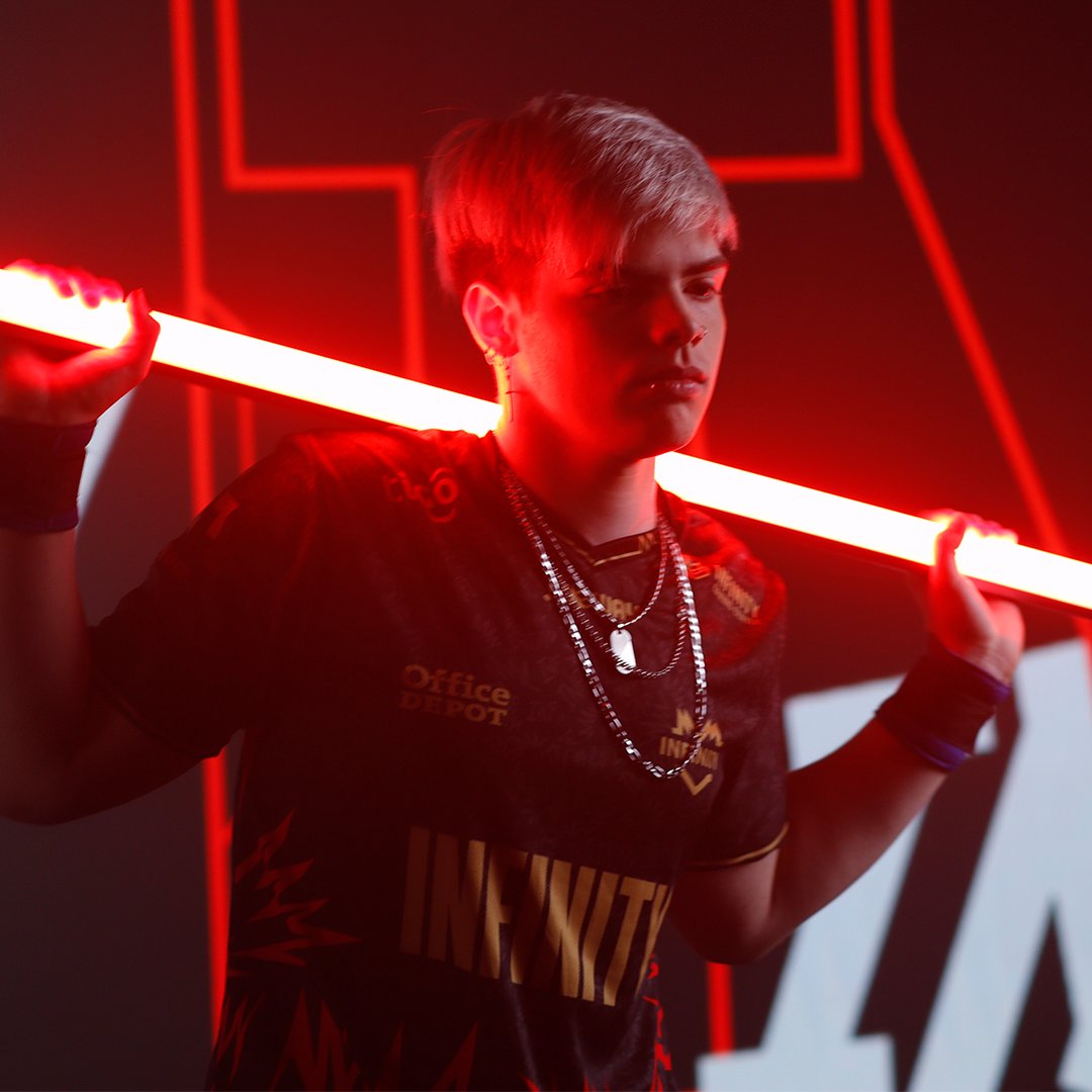 InFinitye_sport's tweet photo. ¡VESTÍ LOS COLORES DEL INFINITO Y CARREA COMO UN CAMPEÓN! 🏆
@Z03Nlol demuestra su #PasiónInfinita y libera su potencial en la @LLA usando la camiseta del #PoderLatino 🚀
🔗 Compra la jersey del Clausura 2023 en la web de @KappaMx
#goINF #라틴파워 ♾️ #LLA 🏆️ #KappaMX 🇲🇽